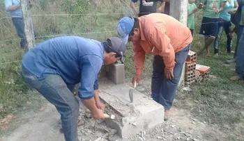 Una mujer creía que estaba loca, cuando su hijo apareció, tres días después de haberlo "sepultado"