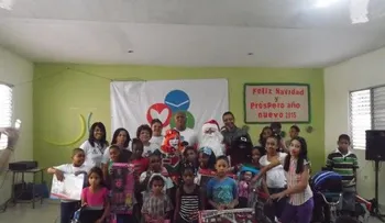 Fundación entrega juguetes a niños de Villa Duarte