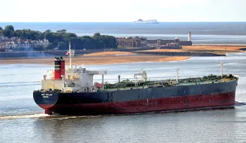 Petróleo cae tras oferta saudí de cargamentos adicionales a Asia a través de Omán