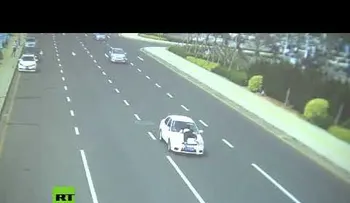 Un conductor arrastra a un oficial de Policía mientras huye de una inspección