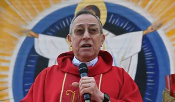 Cardenal de Honduras: Redes sociales transmiten basura", las llama "redes fecales"