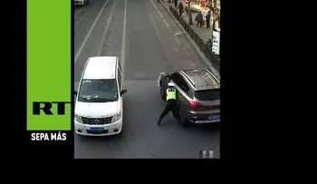 Un conductor ebrio quiso huir y se llevó a un policía enganchado en su auto (VIDEO)