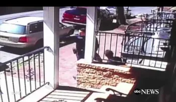 Un agente de EE.UU. pega un puñetazo a una mujer que lo grababa (VIDEO)