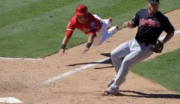 Angelinos remontan en 9no inning para vencer 4-3 a Indios 