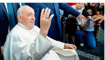 El mundo celebra el alta del Papa