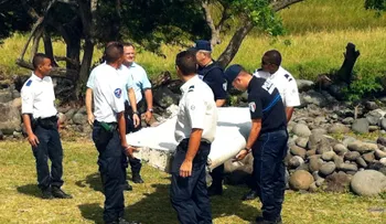 Francia confirma que la pieza de avión encontrada en el Océano Índico sí es del MH370