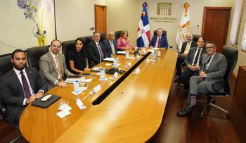 Gobernador Valdez Albizu recibe a representantes de J.P.Morgan