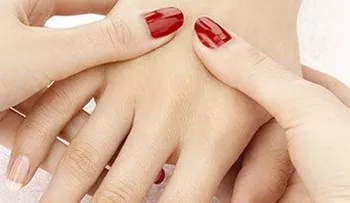 Video: Manicura con piedras calientes: los mejores masajes para uñas y manos 