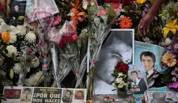 Miles reciben bajo la lluvia las cenizas de Juan Gabriel en Ciudad de México