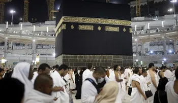 Revelan cómo limpian la Kaaba paso por paso (VIDEO)