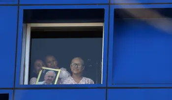 Francisco llega a visitar a los niños enfermos de cáncer