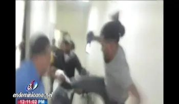 Se van a los puños periodistas con alegados delincuentes en destacamento de La Vega 