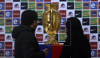 Los chilenos comienzan a conocer el trofeo de la Copa América Centenario
