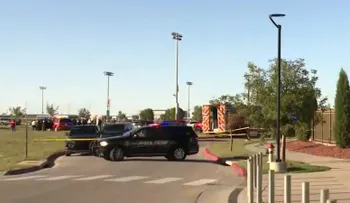 Vehículo irrumpe en una cancha de fútbol en Wichita y deja dos muertos y varios heridos
