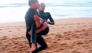 Una chica se defiende a puñetazos de un tiburón que la atacaba 