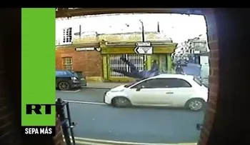 Un taxi atropella a gran velocidad a un hombre y huye del sitio