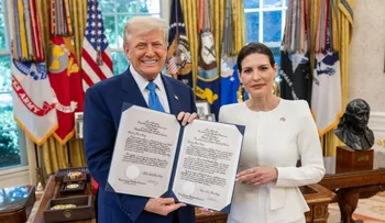 Embajadora María Isabel Castillo presenta cartas credenciales a Donald Trump