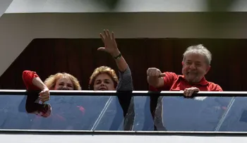 Lula da Silva recibe la visita y el apoyo de la presidenta Dilma Rousseff, tras su detención