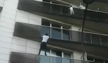 Padre del niño que rescató Spiderman; en París estaba jugando Pokemon Go cuando ocurrió el incidente