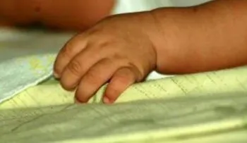 Niño de cinco meses muere asfixiado con una sábana