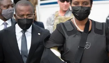 La viuda del presidente Jovenel Moise regresa a Haití, vestía de negro en señal de luto y bajó del avión con su propio pie