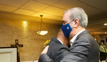 Presidente Luis Abinader, Leonel Fernández y otras figuras acuden a funeraria a dar el pésame al ministro de Obras Públicas