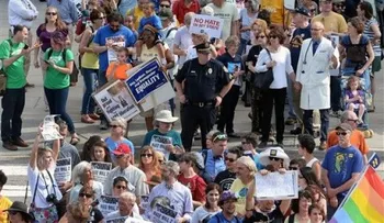Más de 50 arrestos durante protesta en North Carolina por ley comunidad LGBT