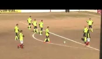 Forman una barrera con "todo el estadio" pero Dybala hizo esta genialidad