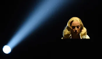 Lady Gaga sacudió los premios Oscar con poderosa interpretación de su canción sobre abuso sexual