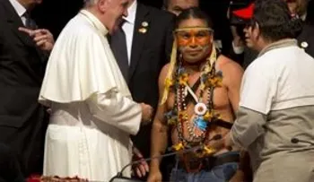 Papa pide perdón por crímenes de iglesia contra indígenas
