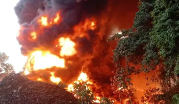 Incendio en vertedero de Cancino Adentro mantiene en alerta a residentes de Santo Domingo Este
