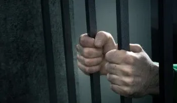 Apresan a cinco hombres y tres adolescentes por asaltos en Baní 