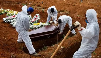 Brasil llega a 120.828 muertes por COVID-19 con algunas de sus playas llenas