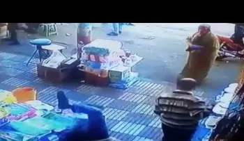 Un pervertido que recibe su merecido (VIDEO)