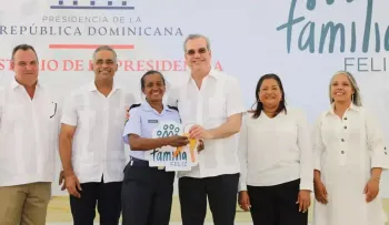Abinader entrega 2,401 certificados de título en La Ciénaga, de un total de 3,366