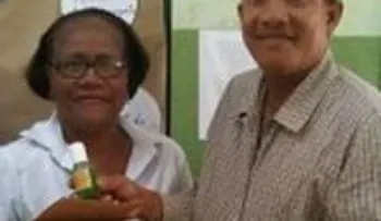 Donan shampoo anti piojos a escuela de Montecristi