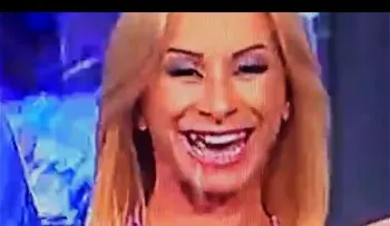 Presentadora Sonya Corté se le cae un diente en vivo (VIDEO)