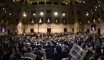 Inicia paro docente en Argentina: profesores piden aumento salarial del 35%