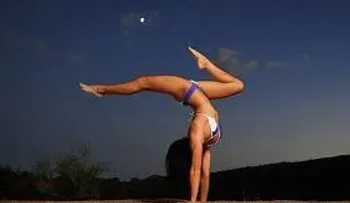 Hombre hipnotizado al grabar mujer haciendo yoga (Video)