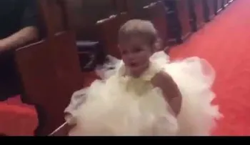 Todos se rieron de la niña con las flores cuando ella ve al novio   