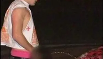 Vídeo: Hombre desnudo se orina e intenta apoderarse de autobús público