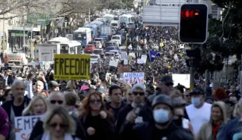 Europa impone restricciones a los no vacunados: despidos, toques de queda y confinamientos