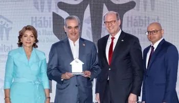 Abinader recibe reconocimiento de Hábitat RD por transformar hogares