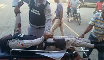 En estado de gravedad agente PN herido durante protestas en Salcedo