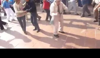 Video: Anciano lanza sus bastones para ser el rey de baile