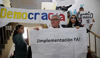 Senado no aprueba curules especiales para víctimas de la guerra en Colombia