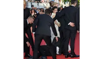 Hombre se mete bajo de la falda de América Ferrera en Cannes