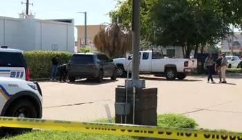 Investigan cómo un hombre terminó con ambas piernas fracturadas tras ser atropellado por un vehículo de ICE en Houston