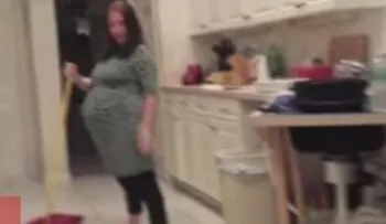Embarazada se pone a bailar y mira que le sucede (Video) 