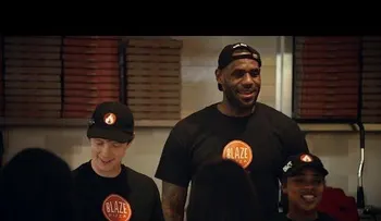 LeBron James se hace pasar como empleado de pizzería (VIDEO)